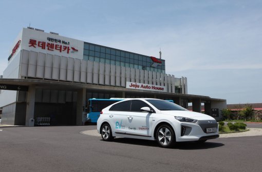 제주도의 롯데렌터카 영업소. 이곳에서는 전기차를 쉽게 빌리고 충전할 수 있다. 롯데렌탈은 전기차 활성화를 선도하겠다는 계획이다. 롯데렌탈 제공