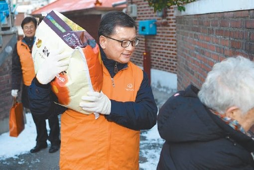 한화투자증권은 아동들의 문화예술 체험활동을 제공하는 ‘한화 예술 더하기’를 통해 한화의 기업 이념인 ‘함께 멀리’를 실천하고 있다. 여승주 한화투자증권 사장이 지난해 말 어려운 이웃들에게 직접 쌀을 배달하고 있다. 한화투자증권 제공