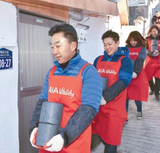 AIA생명 한국지점 임직원 100여 명은 지난겨울 서울 성북구의 한 마을을 찾아 연탄과 전기매트, 쌀 등을 전달했다. AIA생명 제공
