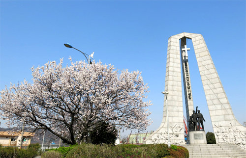 1885년 아펜젤러, 언더우드 두 선교사가 도착한 인천 제물포항 자리에는 한국 기독교 100주년 기념탑이 서있다. 다음 달 5일 이곳에서 제물포 문화선교축제가 열린다. 인천시 제공