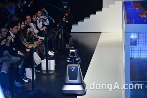 네이버랩스는 30일 서울모터쇼 전시부스에서 자율주행차에 필요한 3D 맵을 만드는 과정을 시연하고 있다. 미디어룩 제공