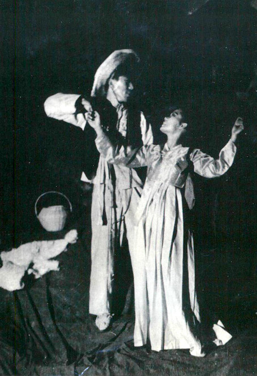 1940년대 중국 현지에서 한유한의 가극 ‘아리랑’을 공연하는 장면. 부산근대역사관 제공