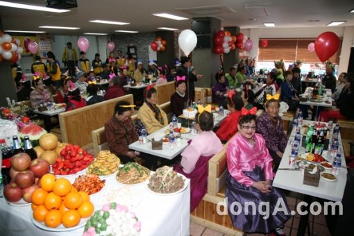 사단법인 전국자원봉사연맹 산하 천사무료급식소가 지난 30일 ‘독거노인을 위한 합동생신잔치’를 개최했다.