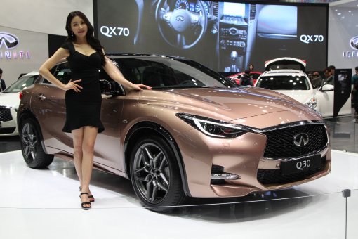 인피니티 Q30.