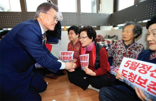 ‘전두환 표창장 발언’ 논란에 휩싸인 더불어민주당 문재인 전 대표
(왼쪽)가 3월 20일 광주 5·18민주광장의 옛 전남도청 보존 농성장을 찾아 195일째 천막농성 중인 5·18 유족들에게 발언 진의를
설명하고 있다. [동아DB]