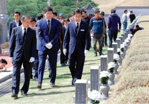 더불어민주당 문재인 전 대표(왼쪽)가 지난해 4월 8일 오전 광주 북구 운정동 국립·518민주묘지를 방문했다. [동아DB]