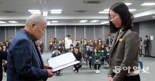 이인구 계룡장학재단 이사장(계룡건설 명예회장·왼쪽)이 1일 계룡건설 대강당에서 올해 1·4분기 장학금을 대상자에게 전달하고 있다. 이기진 기자 doyoce@donga.com