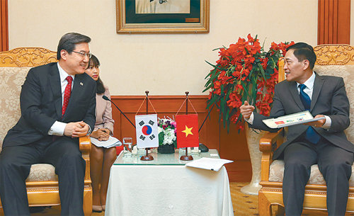 3월 31일 베트남 하노이에서 열린 한-베트남 중소기업 정책 양자회담에서 주영섭 중소기업청장(왼쪽)과 쩐반뚱 베트남 과학기술차관이 대화하고 있다. 중소기업청 제공