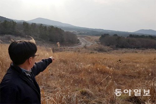 제주지역 최대 규모 개발사업인 오라관광단지 개발사업이 제주도의회 환경영향평가 동의 절차를 앞두고 있는 등 운명의 기로에 섰다. 사업 현장은 과거 공사를 하거나 축제를 하다가 방치되면서 황량한 모습이다. 임재영 기자 jy788@donga.com