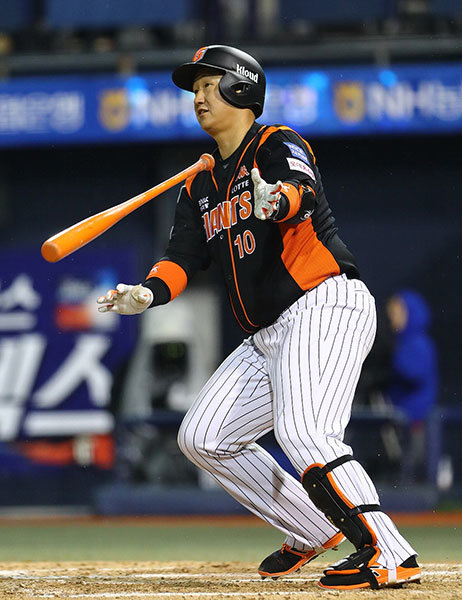 이대호가 롯데의 봄바람을 몰고 왔다. 이대호가 구심점이 된 롯데는 NC와의 마산 원정 개막 3연전을 2승1패 우세로 이끌며 ‘NC 공포증’을 털어냈다. 사진제공 ｜ 롯데 자이언츠