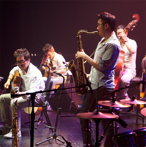 기타리스트 박주원(왼쪽)의 2013년 ‘러시아워 콘서트’ 모습. LG아트센터 제공=