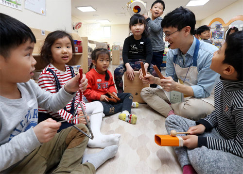 3월 30일 동아일보 조건희 기자(32)가 서울 서초구립 하나푸르니어린이집에서 일일 보육교사를 체험하며 아이들과 악기 연주 놀이를 하고 있다. 최혁중 기자 sajinman@donga.com