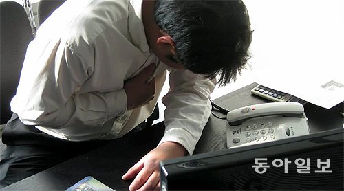 쓰린 속을 움켜잡고 숙취 해소를 위해 두통약을 복용하는 사례가 적지 않지만 간 손상 등 부작용이 우려되니 주의해야 한다. 동아일보DB