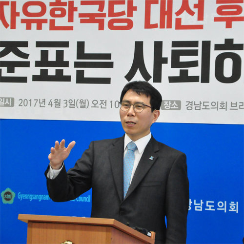 정영훈 더불어민주당 경남도당위원장이 3일 오전 경남도의회 브리핑룸에서 홍준표 경남도지사 사퇴를 촉구하는 기자회견을 열고 있다. 더불어민주당 제공