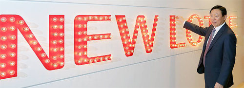 3일 오후 서울 송파구 롯데호텔월드에서 롯데그룹 창립 50주년 기념식이 열렸다. 신동빈 롯데그룹 회장이 기념식에서 ‘뉴롯데 
램프’에 불을 켜고 있다. 이 램프는 새로운 50년을 향한 희망의 불빛을 상징한다고 롯데 측은 설명했다. 롯데그룹 제공