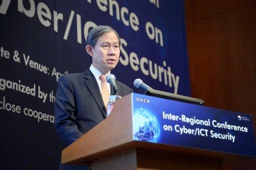 4일 외교부와 유럽안보협력기구(OSCE)와 공동으로 서울에서 개최한 유럽·아시아 사이버안보회의에서 안총기 외교부 제2차관은 “북한은 강화된 국제 제재를 우회해 WMD(대량살상무기) 개발을 위한 외화 획득의 수단으로 악성 사이버 활동을 활용하고 있다”고 말했다.