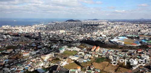 한때 광풍이라고 불릴 정도로 부동산 거래 열기가 뜨거웠던 제주시가지. 주택 매매와 토지 거래가 감소하는 등 숨 고르기에 들어갔다는 분석이다.
임재영 기자 jy788@donga.com