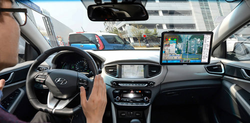 경기 의왕시 현대·기아자동차 기술연구소에서 이뤄진 커넥티드카 주행에서 시험 차량이 창 너머로 보이는 앞차의 주행 정보를 실시간으로
 수신하고 있다. 신호등과 가까워지자 모니터 왼쪽에는 신호등까지의 거리와 녹색 신호로 바뀔 때까지 걸리는 시간이 표시됐다. 
현대자동차 제공