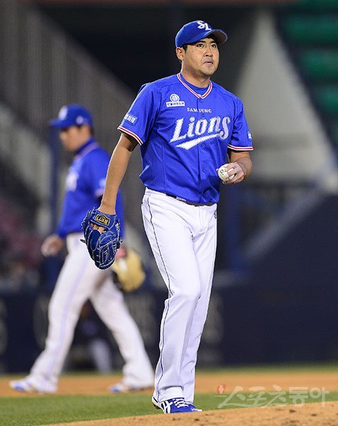 4일 잠실야구장에서 ‘2017 타이어뱅크 KBO 리그‘ LG트윈스와 삼성라이온즈의 경기가 열렸다. 삼성 선발 장원준이 1회말 2사 2루에서 이원석이 실책을 하자 아쉬운 표정을 짓고 있다. 잠실 | 김진환 기자 kwangshin00@donga.com