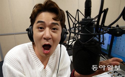 지난달 30일 서울 양천구 SBS 스튜디오에서 만난 DJ 붐. 그는 “올해부터는 새로운 유행어도 만들고 활발하게 방송 활동을 하겠다”고 포부를 밝혔다. 김경제 기자 kjk5873@donga.com