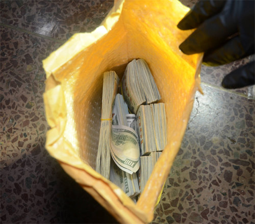 3월 7일 경기 수원시 성균관대 건물 내 개인 사물함에서 발견된 서류 봉투에 현금과 달러가 담겨 있다. 경기남부지방경찰청 제공