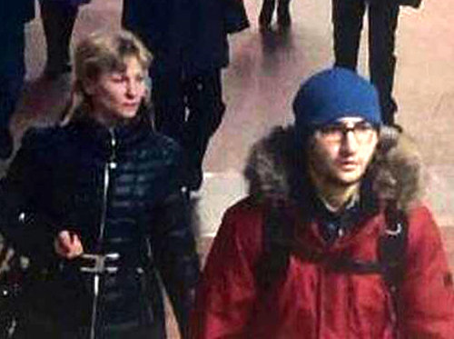 러시아 상트페테르부르크 지하철 테러범으로 지목된 키르기스스탄 출신 아크바르존 잘릴로프(오른쪽)가 3일 지하철역을 거니는 
폐쇄회로(CC)TV 장면. 러시아 국영방송이 공개한 이 화면에서 그는 두꺼운 파카를 입었고 주먹을 불끈 쥐고 있었다. 트위터 화면
 캡처