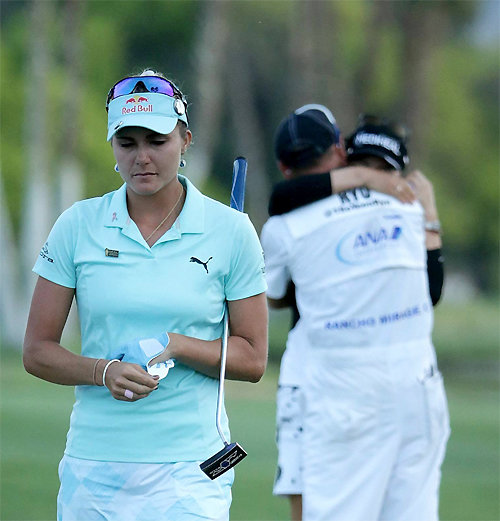 3일 미국여자프로골프(LPGA)투어 시즌 첫 메이저 대회인 ANA 인스피레이션 연장전에서 유소연에게 패한 뒤 침통한 표정으로 그린을 떠나고 있는 렉시 톰프슨(왼쪽). LPGA 제공