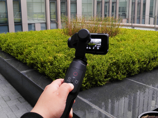 각도 고정 버튼을 사용하는 모습(출처=IT동아)