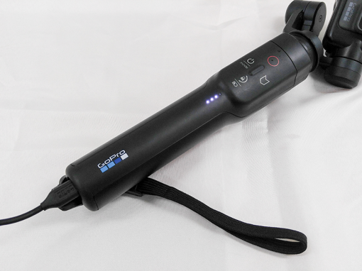 액션캠과 짐벌을 연결한 상태에서 둘을 동시에 충전할 수도 있다(출처=IT동아)