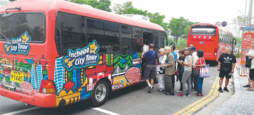 인천을 찾은 외국인 관광객들이 시티투어 버스에 오르고 있다. 인천시는 올해 관광서비스 개선을 위해 특화버스(하프톱 2층버스) 4대를 도입한다. 인천시 제공