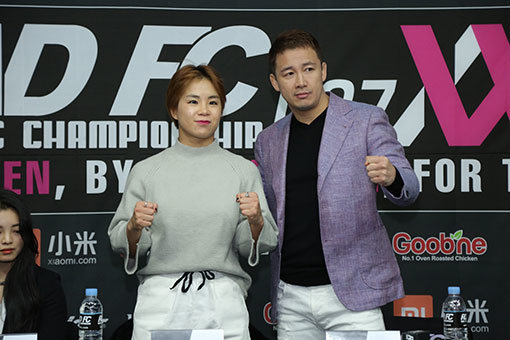 3월2일 서울 청담동 ROAD FC 압구정짐에서 벌어진 함서희의 ROAD FC 복귀 기자회견에서 함서희(왼쪽)와 정문홍 ROAD FC 대표가 화이팅 포즈를 취하고 있다. 사진제공 ｜ ROAD FC