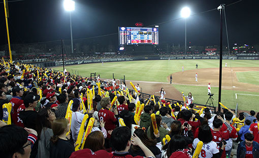KIA의 난제였던 광주-기아 챔피언스필드 운영권 재협약 절차가 마무리 단계로 접어들었다. 구장 건립에 300억원이라는 거액을 투자했던 KIA는 온전한 운영권 획득을 위해 다시 한 번 지갑을 열어야하지만, 야구계와 광주팬들을 위해 이를 감수하려한다. 사진제공｜스포츠코리아