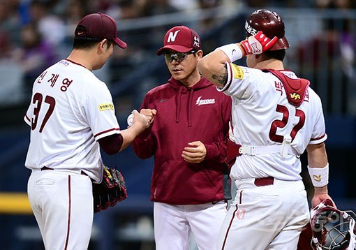 부임 후 개막 4연패라는 난관에 부딪힌 넥센 장정석 감독(가운데)은 “선수들을 기다려주겠다”며 조급해하지 않음을 강조했다. 승패에 관계없이 팀이 새로 숙성되는 과정임을 암시하는 대목이다. 스포츠동아DB