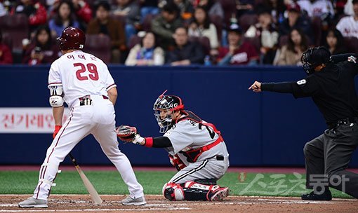 투수의 시대가 다시 오는 걸까. 최근 몇 년간 타자들의 강세가 뚜렷해지면서 투타 불균형 논란이 일었던 KBO리그. 그러나 스트라이크존 정상 적용이라는 거대한 바람이 일면서 그라운드에 변화의 조짐이 감지되고 있다. 스포츠동아DB