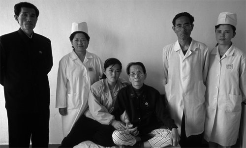 2003년 방광암 진단을 받고 북한 함흥인민병원에 입원한 위안부 피해자 곽금녀 할머니(왼쪽에서 네 번째). 그는 결국 고향인 휴전선 너머 충남 천안으로 돌아가지 못했다. 알마 제공
