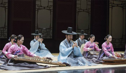 12일(현지 시간) 영국 런던에서 런던필하모닉과 한 무대에 오르는 국립국악원 정악단의 ‘천년만세’. 국립국악원 제공