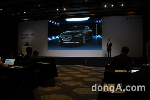 류창승 현대차 국내마케팅실 이사는 5일 서울 강서구 메이필드호텔에서 열린 그랜저 하이브리드 언론 시승행사를 통해 신차의 장점을 소개하고 있다.