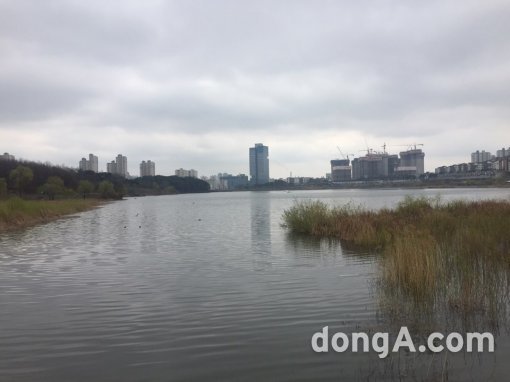 경기도 수원시 영통구에 위치한 광교호수공원 주변에는 아파트와 오피스텔 등 다양한 주거시설과 편의시설이 들어서고 있다. 한화건설도 2020년 10월 입주를 목표로 광교호수공원 앞에 광교 컨벤션 꿈에그린을 짓고 있다.