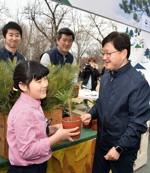 신원섭 산림청장(오른쪽)이 식목일을 맞아 시민들에게 나무 묘목을 나눠주고 있다. 산림청 제공