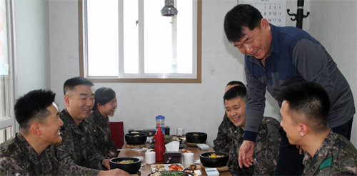 지난달 29일 육군화생방학교 간부들이 ‘지역주민과 함께하는 문화단결의 날’을 맞아 전남 장성군 삼서면 한 식당에서 점심식사를 하고 있다. 육군화생방학교 제공