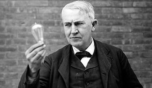 노년의 토머스 에디슨이 자신의 대표 발명품 중 하나인 백열전구를 손에 들고 들여다보고 있다. 핀터레스트 캡처