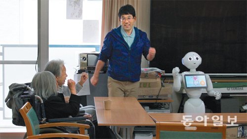 로봇과 함께 즐거운 시간 3월 27일 일본 도쿄의 요양시설 실버윙 신토미에서 노인들이 로봇 페퍼의 동작에 맞춰 춤을 추며 노래를 부르고 있다. 도쿄=장원재 특파원 peacechaos@donga.com