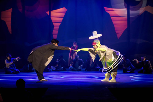창극 ‘흥보씨’에서 흥보(왼쪽)와 외계인이 만나 손가락을 맞대는 장면. 국립극장 제공