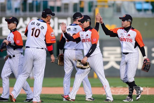 9일 부산 사직야구장에서 열린 ‘2017 타이어뱅크 KBO 리그’ 롯데자이언츠와 LG트윈스의 경기에서 롯데가 7-1로 승리하며 2연승과 함께 위닝시리즈를 기록했다. 경기 후 롯데 선수들이 기쁨을 나누고 있다. 사직 | 김진환 기자 kwangshin00@donga.com