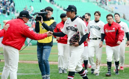 9일 인천 SK행복드림구장에서 ‘2017 타이어뱅크 KBO리그’ SK 와이번스와 NC 다이노스의 경기가 열렸다. SK가 NC에 8-5로 승리한 뒤 힐만 감독이 선수들과 그라운드에서 기쁨을 나누고 있다. 문학 | 김민성 기자 marineboy@donga.com