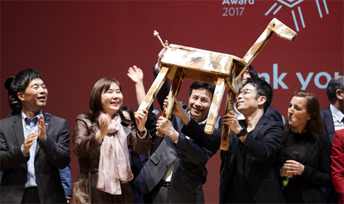 이탈리아 ‘밀라노 디자인 어워드 2017’에서 국내 기업 최초로 대상을 수상한 LG 임직원들과 디자이너들이 트로피를 들고 환하게 웃고 있다. LG 제공
