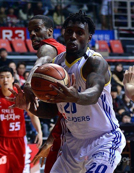 오리온 헤인즈-삼성 라틀리프(오른쪽). 스포츠동아DB