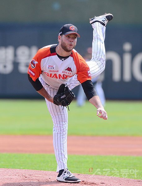 롯데 애디튼이 KBO리그 데뷔전인 9일 LG전에서 선발승을 따냈다. 이닝이터가 필요한 롯데 선발진이 일단 한숨을 덜었다. 사직 ｜ 김진환 기자 kwangshin00@donga.com