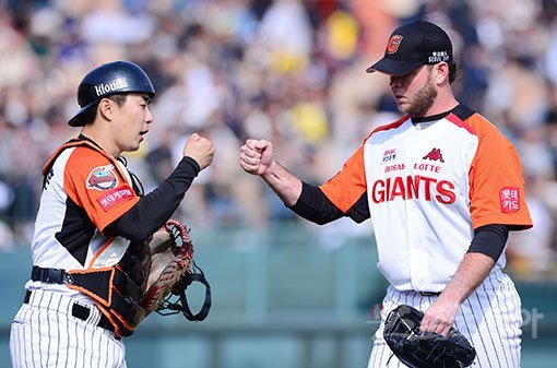 9일 부산 사직야구장에서 ‘2017 타이어뱅크 KBO 리그‘ 롯데자이언츠와 LG트윈스의 경기가 열렸다. 5회초 이닝을 무실점으로 막아낸 롯데 선발 애디튼이 포수 김사훈과 하이파이브를 하고 있다. 사직 | 김진환 기자 kwangshin00@donga.com