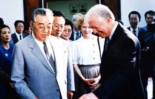 1994년 북한 핵 위기 당시 만난 지미 카터(오른쪽) 전 미국 대통령과 북한 김일성. 사진 출처 The Carter Center